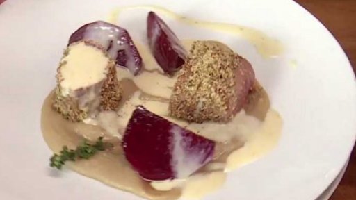 Vepřová panenka v mandlovo-bylinkové krustě, kaštanové pyré a šafránová červená řepa