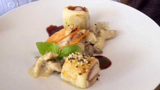 Králičí hřbet zapečený v listovém těstě s pancettou, králičí ragú s liškami a batátové lasagne s mozzarellou a omáčka ze švestkových povidel