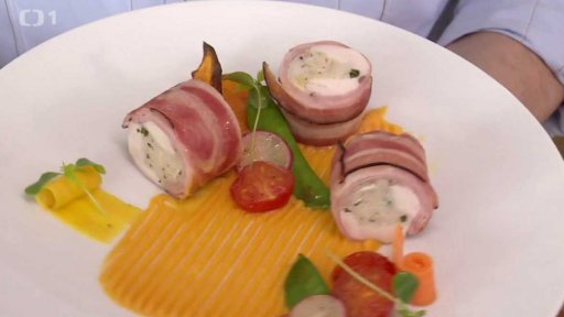 Rolovaný králičí hřbet s mandlovou nádivkou