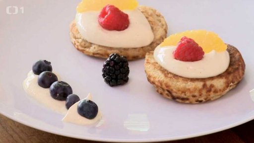 Lívance s tvarohovou pěnou, pomerančem a čerstvým ovocem