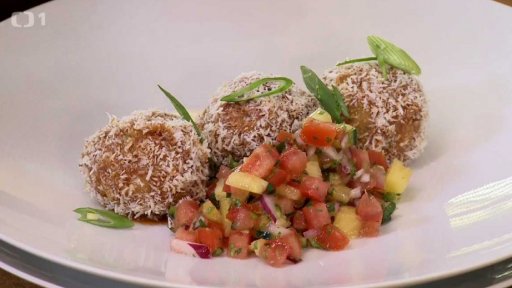 Havajské masové kuličky s kokosovou krustou, ananasovou salsou, omáčkou a česnekovým aioli