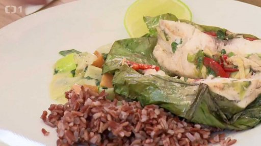 Havajská mahi mahi s dušenou zeleninou a červenou rýží