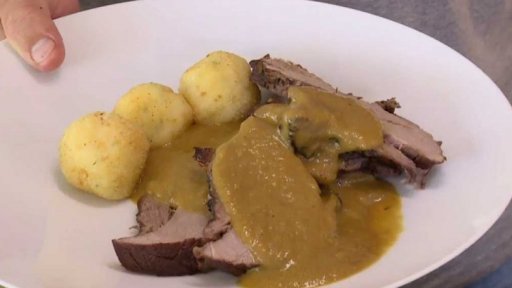 Jelení kýta pečená v rozmarýnu se šípkovou omáčkou a domácími kroketami