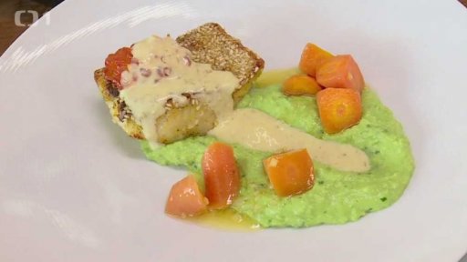 Filet candáta se sezamovou krustou v šafránovém másle, zázvorová karotka, hráškové pyré s koriandrem a máslová omáčka s kaviárem