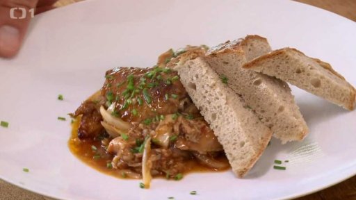 Vepřové koleno pečené v pikantní marinádě