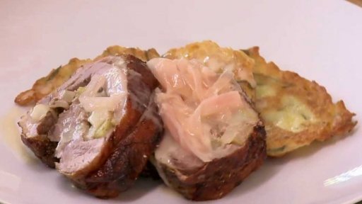 Pečená roláda z kachny plněná hruškami s bramborovo-meduňkovými plackami