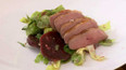 Marinované kachní prso „na minutku“ se salátem z červené řepy s čerstvým křenem a koriandrem