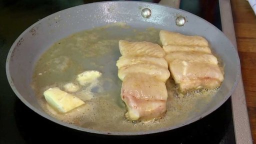 Sumec pošírovaný v uzeném másle s teplým kroupovým salátem a křenovou omáčkou