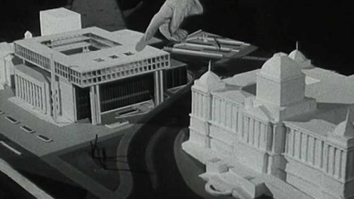 Lidé s trhavinami a starý dům u Národního muzea