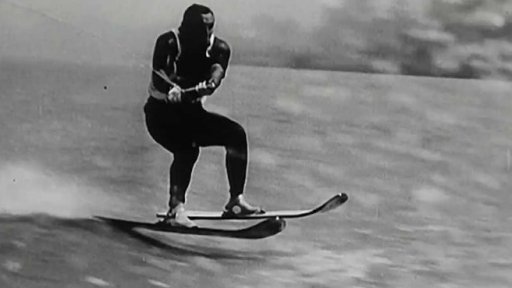 Jízda na vodních lyžích, která se změnila ve skoky do vody