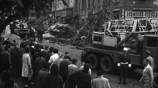 V Praze nepadá jen omítka, ale i lešení