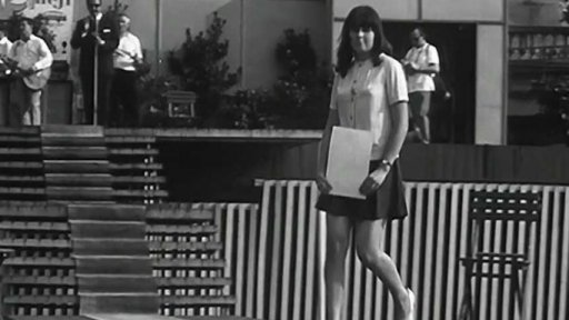 První pražská přehlídka minisukní