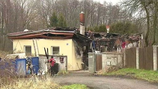 Vyklízení trosek vyhořelého domu