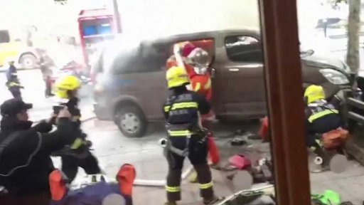 Hořící dodávka v davu v Šanghaji