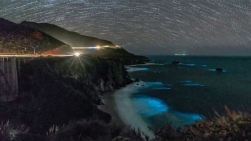 Světelná podívaná na kalifornském pobřeží