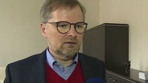 Vláda pro pomalejší růst platů