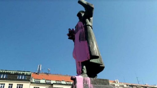 Socha maršála Koněva polita barvou