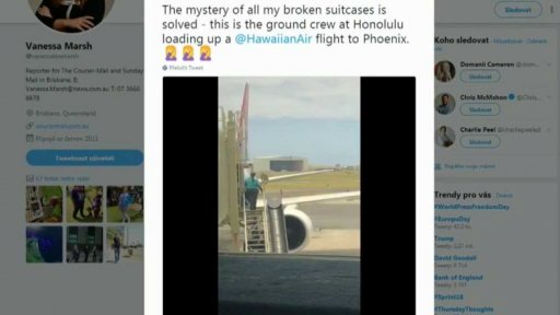 Nešetrné zacházení s kufry na havajském letišti