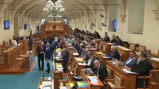 Spory mezi Senátem a vládou