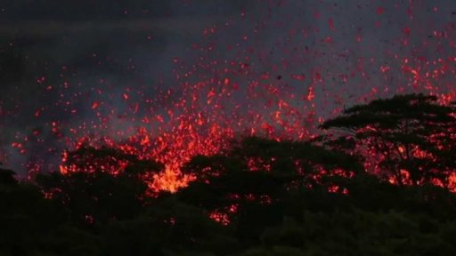 Havajská sopka chrlí stále víc lávy a sopečných plynů
