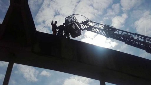 Na oblouku mostu ve Štěchovicích spal muž