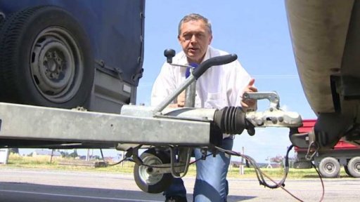 Utrhnutý přívěs s koly