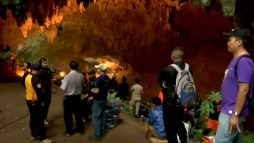 Výlet thajských fotbalistů do známé jeskyně