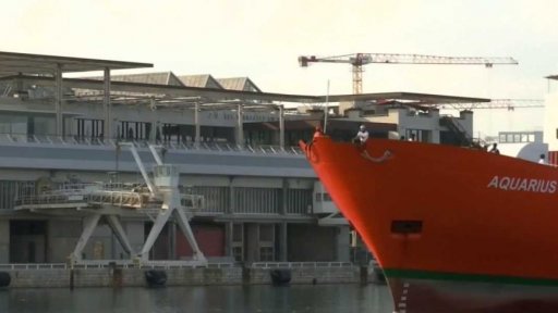 Loď Aquarius pozastavila záchranu migrantů