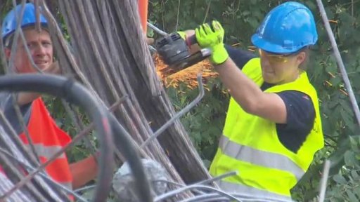 Úklid po demolici lávky v Nymburce