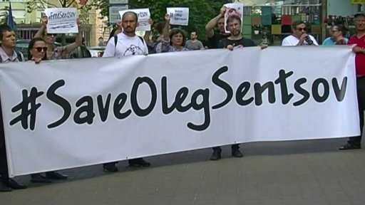 Macron se přimluvil za Sencova