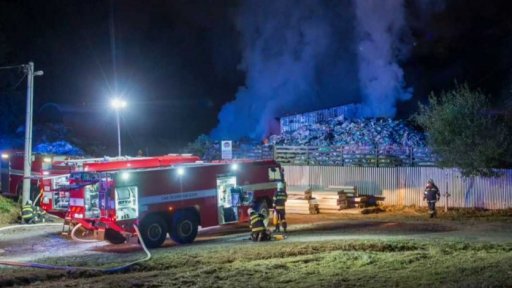 Požár v překladišti odpadů