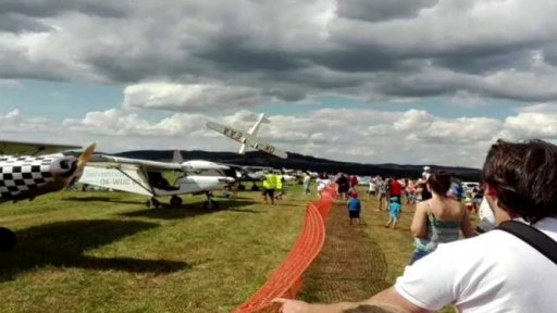 Okamžik před pádem letounu