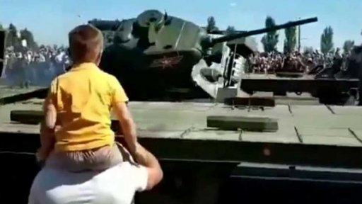 V Kursku se převrátil tank