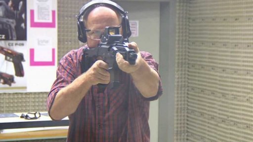 Přibývá džitelů zbrojních průkazů i zbraní