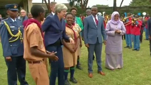 Britská premiérka zatančila v Africe