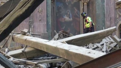 Spadlá střecha v římském kostele