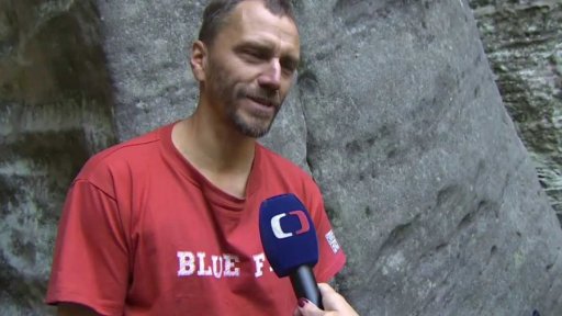 Čištění popsané skály v Adršpachu