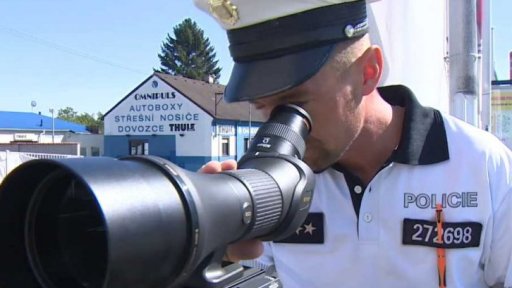 Policie proti telefonování za volantem