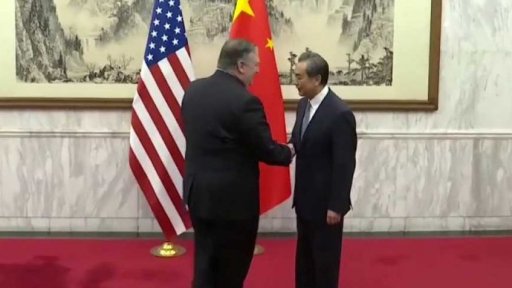 Chladné přijetí amerického ministra zahraničí v Pekingu