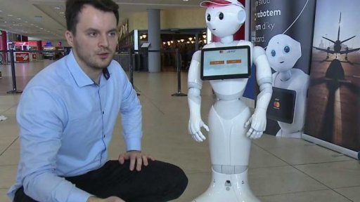 Pomocný robot na letišti