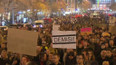 Demonstranti vyzývají premiéra k rezignaci