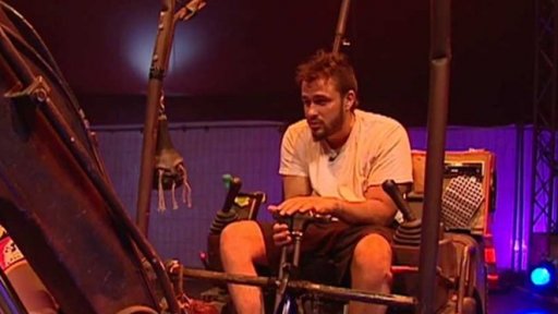 Bagr v cirkusové manéži