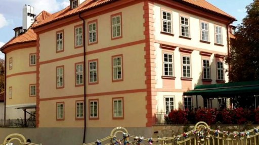 Dražba Pinkasova paláce v Praze