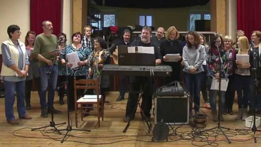 Amatérský vesnický sbor zpívá koledy