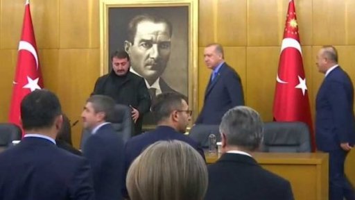 Turecký prezident upevňuje pozici + rozhovor s L. Tungul