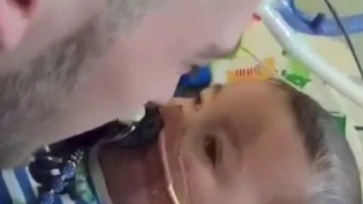 Boj o život dvouletého Alfieho Evanse