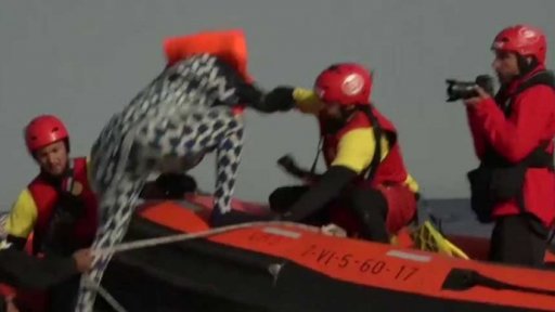 Kapitáni lodí s migranty v nesnázích