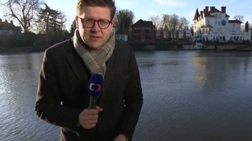 Hlasování o nedůvěře britské premiérce + rozhovor s K. Krulišem