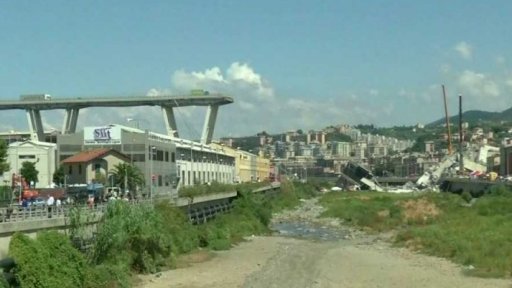 Následky spadlého mostu v Janově