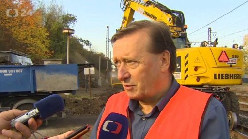 Unikátní stroj na opravu železnice